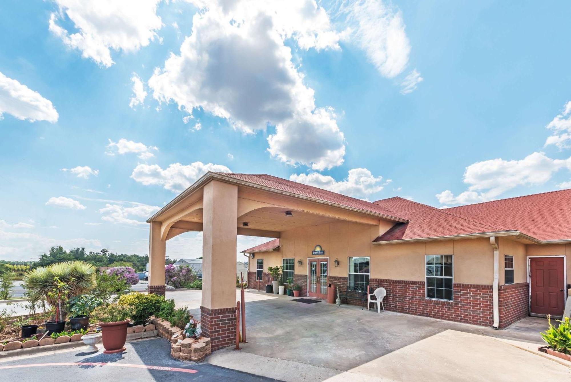 Staying In Texoma: 5 Budget Hotels Compared & Ranked